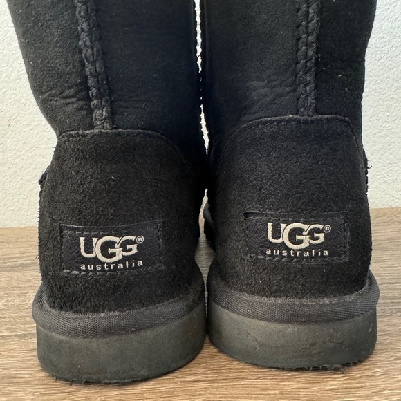 UGG Black Classic Short Boot, Size 6 - Picture 4 of 6